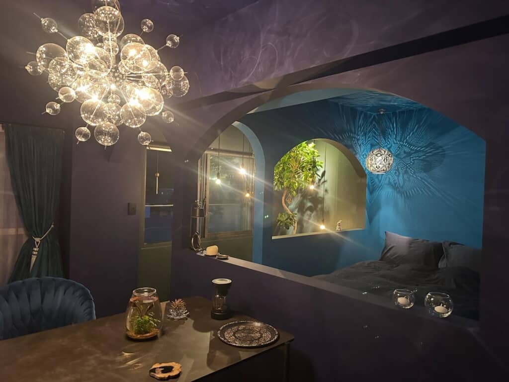 大きな照明が輝いているリノベーション後の部屋