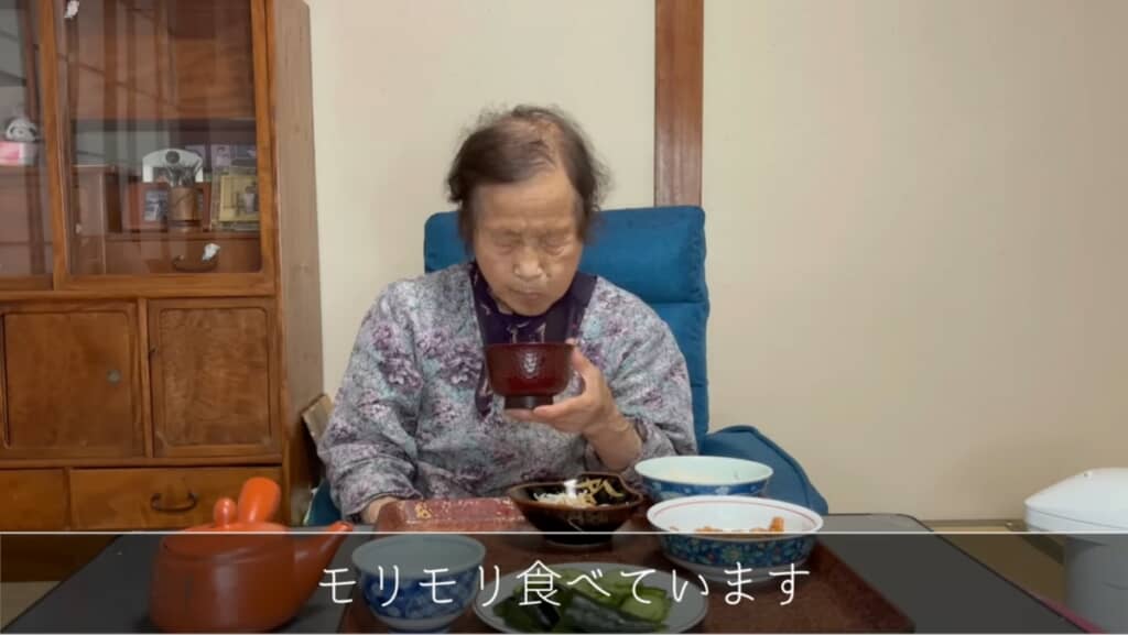 しっかり咀嚼しながら食事を楽しむきのえさん