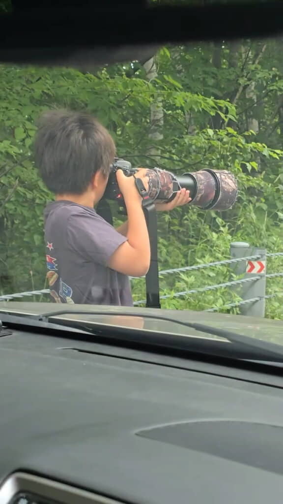 道路脇でカメラを構えるアラタくん