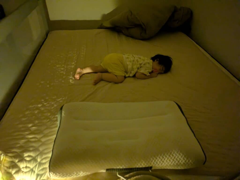 クイーンサイズのベッドを陣取る1歳児