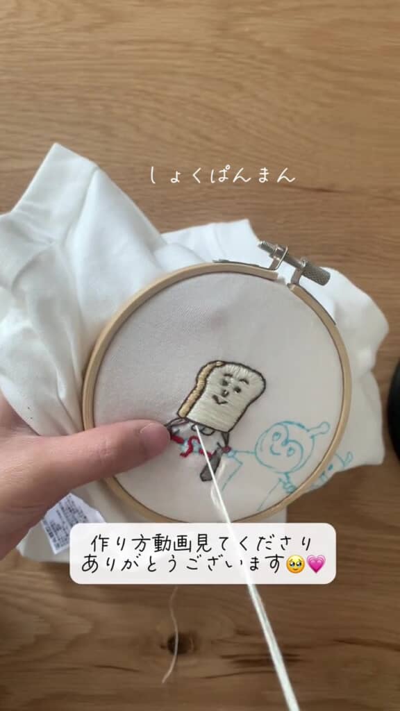 丁寧に刺しゅうをします