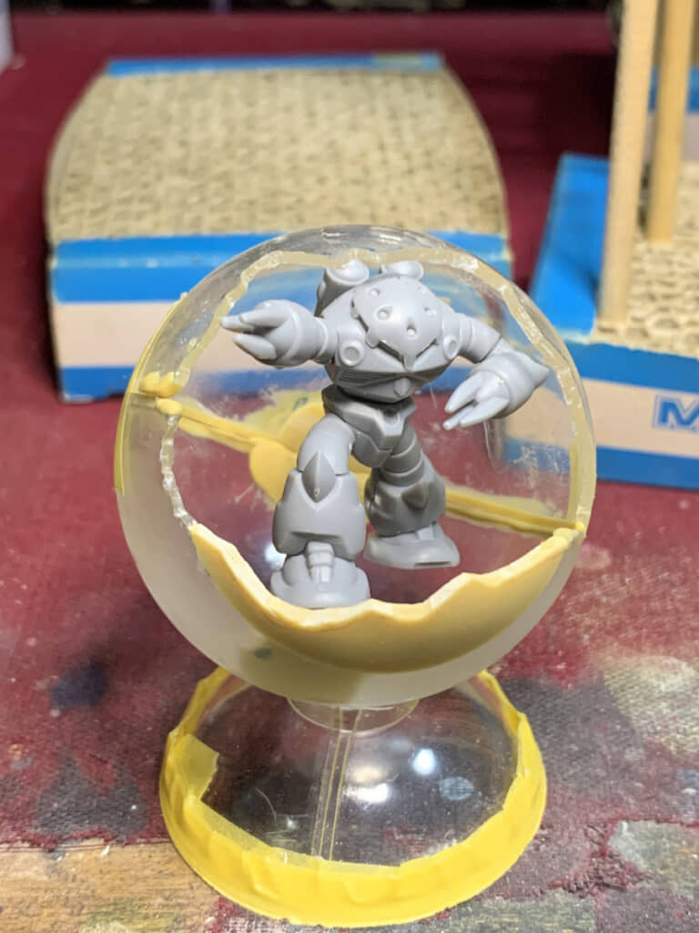 カプセルを使い、パッケージ上のチョコを台座として作成