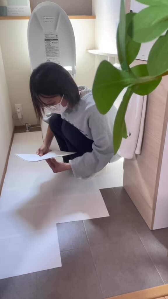 トイレDIY・床の型紙を取っているところ