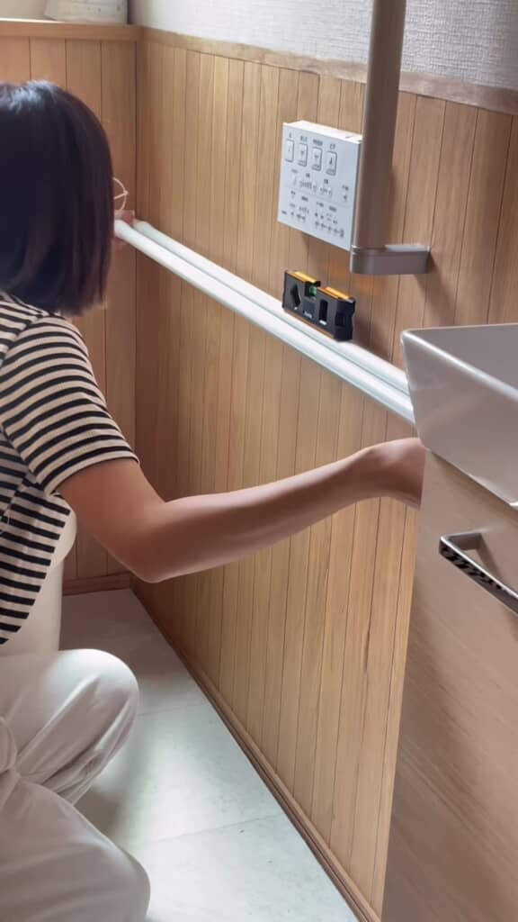 トイレDIY・棚のために突っ張り棒をつけるところ