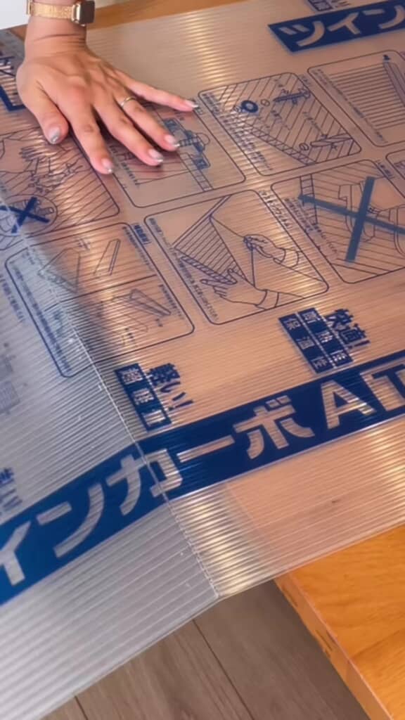 トイレDIY・ポリカ板を切るところ