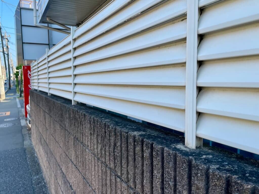 一見するとただのフェンス