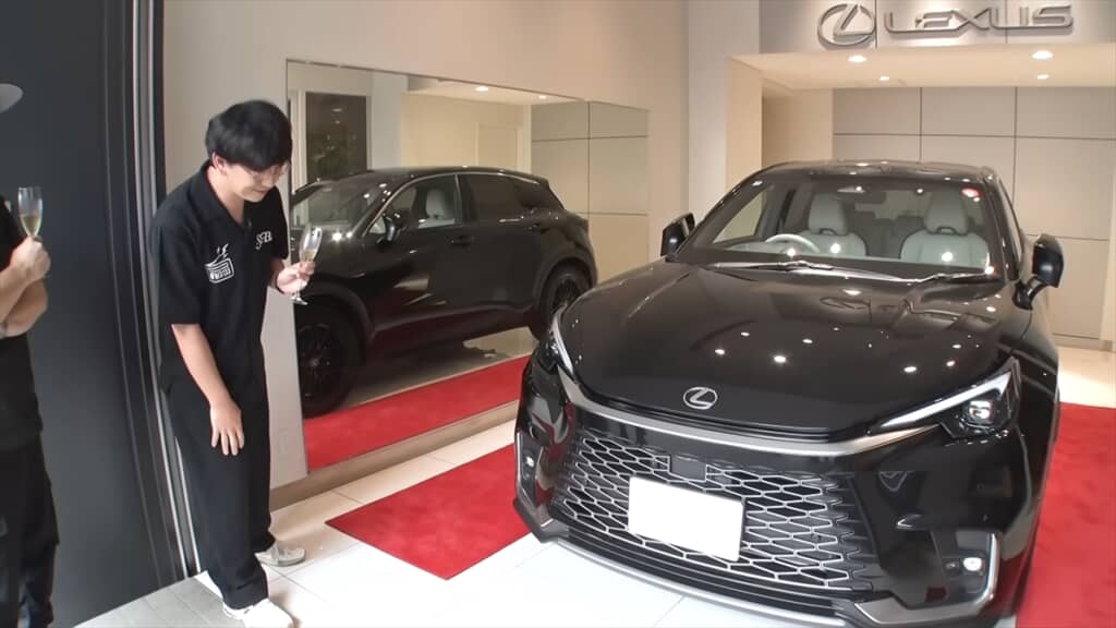レクサス「LBX Bespoke Build」の納車を迎えたパンサー向井慧