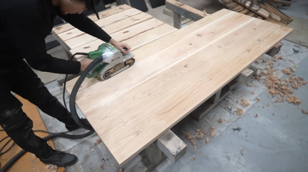 ヤスリがけで天板をツルツルに