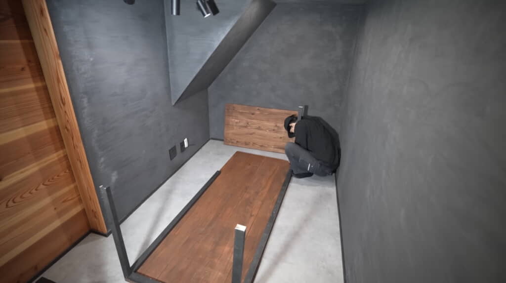 デスクを支える構造や脚をビス固定