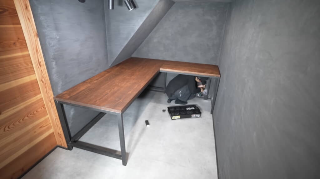 完成直前のL字デスク