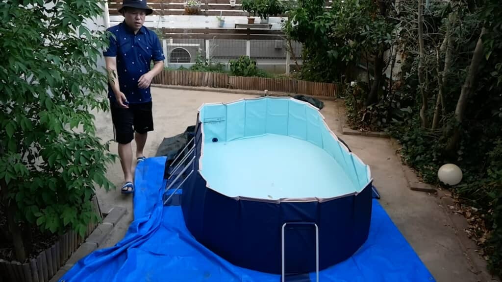 庭を埋め尽くす超巨大プールを組み立てたダイアン津田