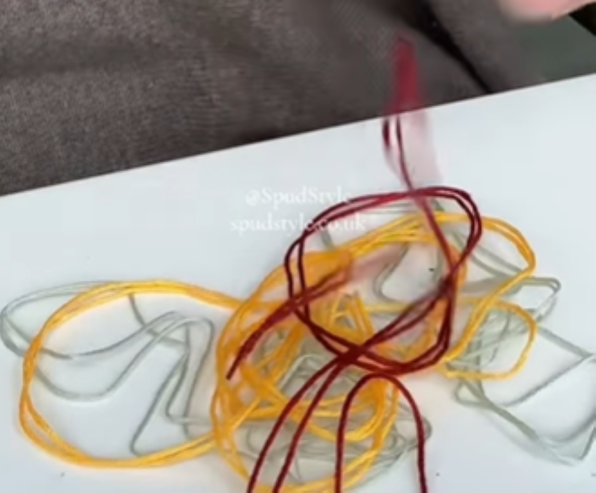 3色の刺しゅう糸を垂らし、手でもくもくと編み続けると……「わぁっ！」　夏休みにぴったりな完成品が100万再生突破【海外】（1/3） | ライフスタイル ねとらぼ