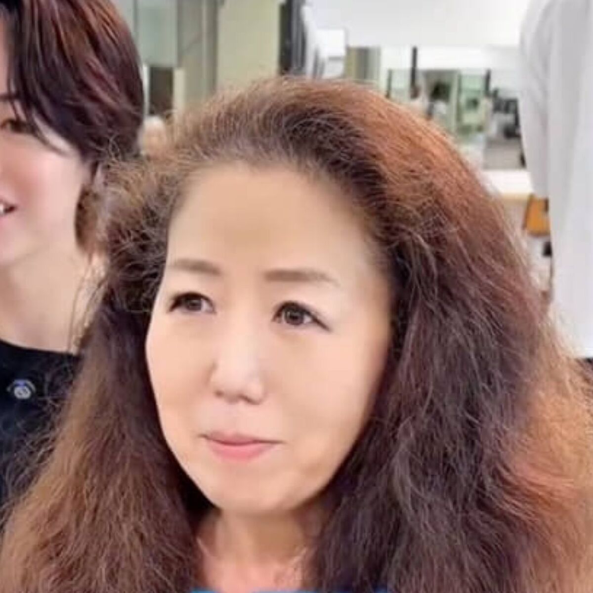 くせ毛に悩む50代女性→15年ぶりに美容室へ行ったら……　「すげえ」衝撃の大変身が668万再生「10歳くらい若く見える」 | 美容 ねとらぼ