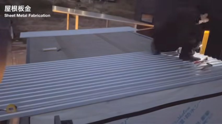 金属製の角波を屋根に張る