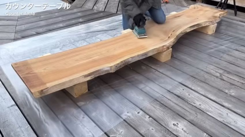 カウンターテーブルとして使う1枚の大きな板材