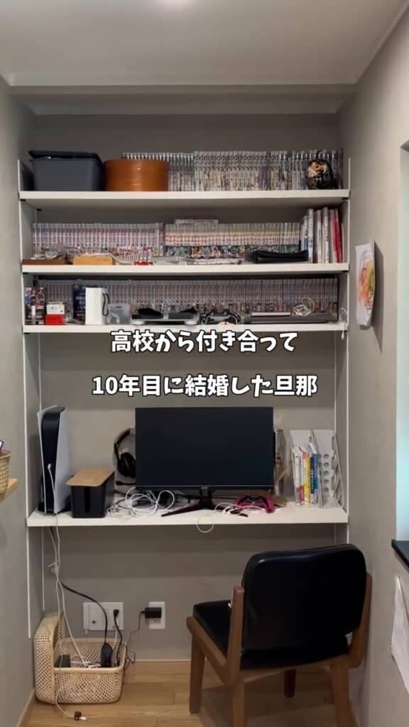 大きめの棚を転用したゲーム机。まとまってはいるけれど、少々頼りないかも？