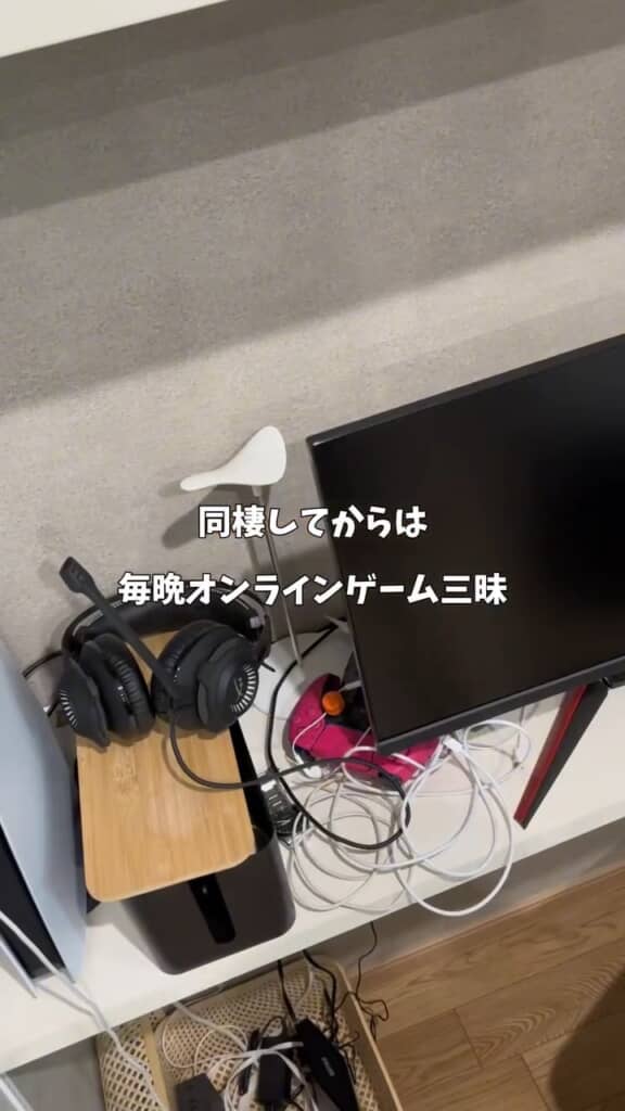 ケーブルボックスを使ってもまとまりきらないモニターまわり