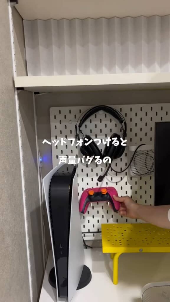 ヘッドセットとコントローラーは有孔ボードに壁掛け