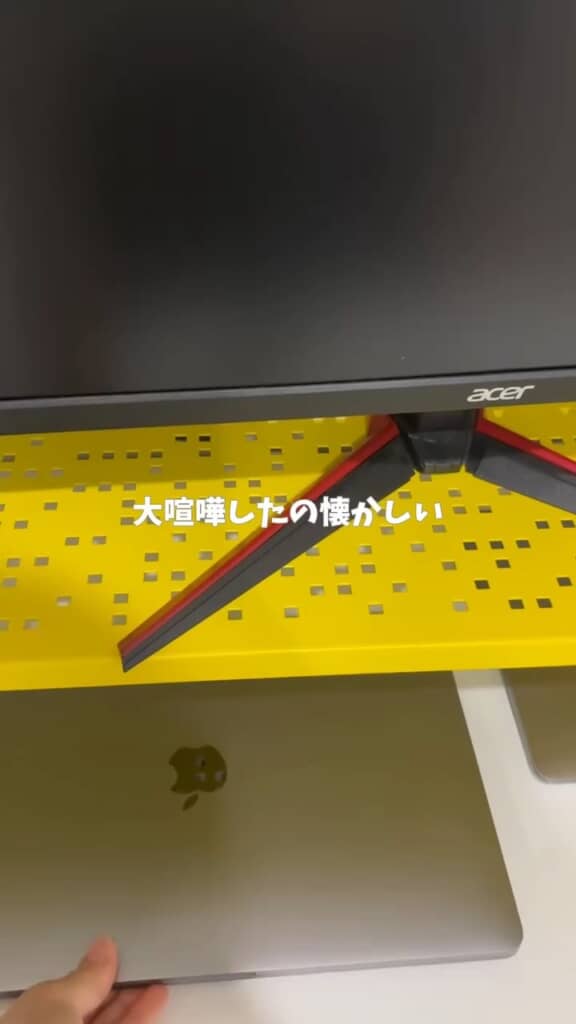 モニター台で収納スペースを確保