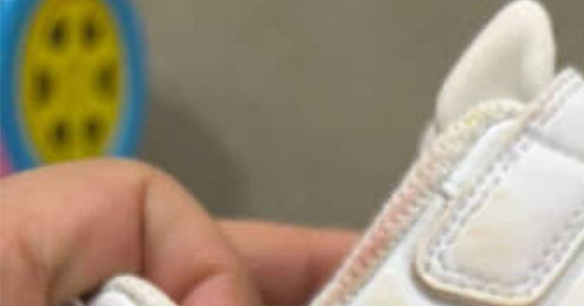 好きな靴がなかった3歳娘「白にする」→ママ「まじかよ…やられた!!」　まさかの結果に「天才じゃん！」「発想がすごい」（1/2） | 育児 ねとらぼ