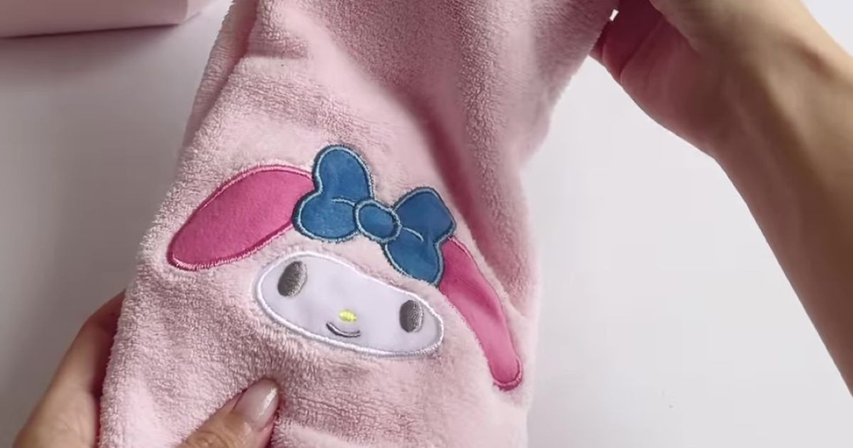 ダイソーで200円の“サンリオタオル”を購入→切って縫うだけで……「え、天才ですね」　“驚きの完成品”に「もはやどうなっているのかわからない」（1/2） | ライフスタイル ねとらぼ