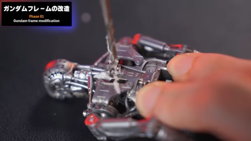 『ターミネーター2』に登場するT-800のフィギュア背面に穴をあける