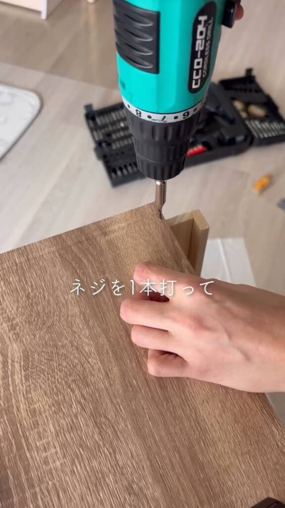 ネジでカラーボックスと棚を固定