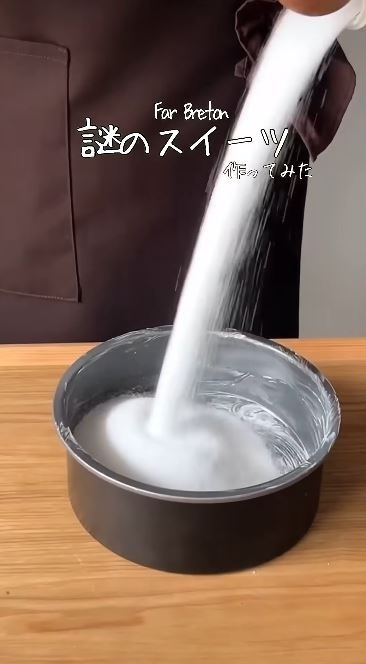 型に砂糖を入れる