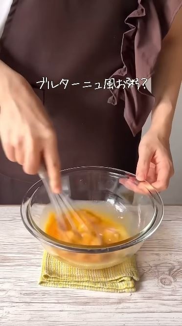 卵に砂糖を入れて混ぜる