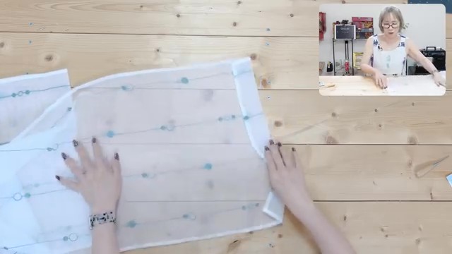 3つ折りの部分をほどきます