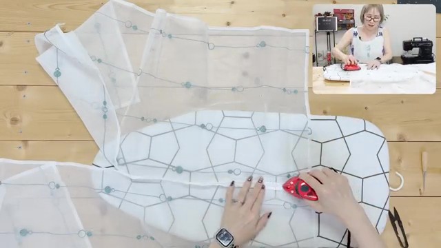 縫い目にアイロンをあてます