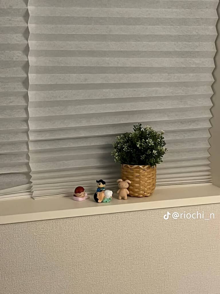 窓際に並ぶクレヨンしんちゃんのフィギュア