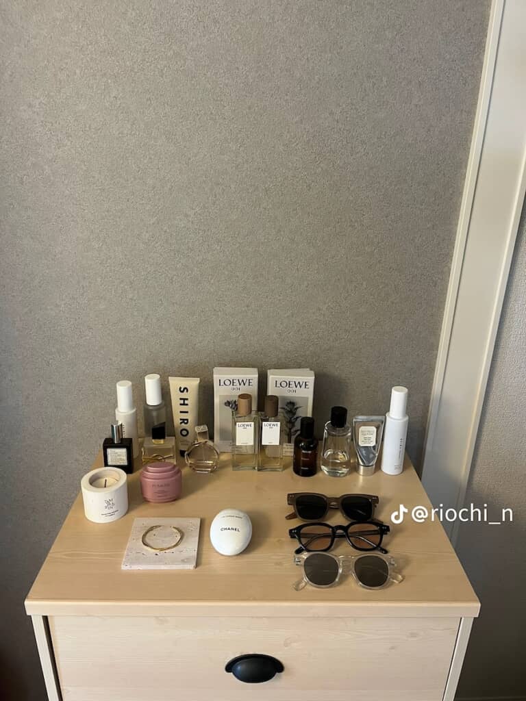 香水やサングラスを並べた棚上のスペース