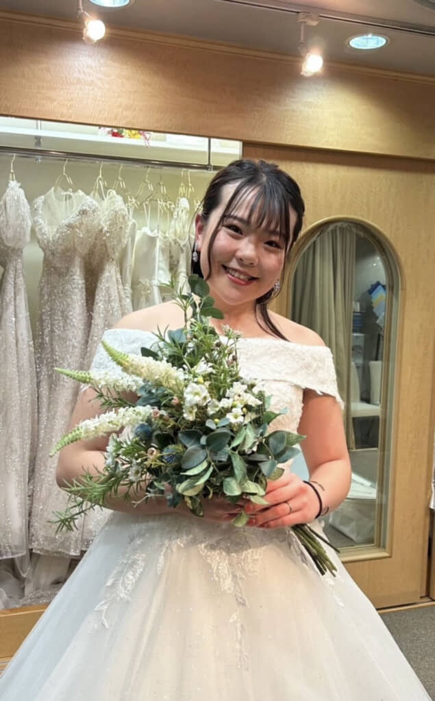 半年後の結婚式に向けてウエディングドレスを試着（衣装合わせ）