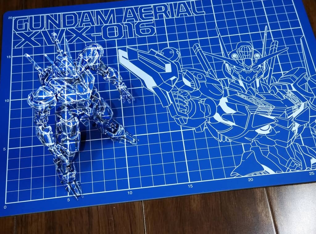 下のカッターマットが見えるほど透き通っているガンダムエアリアルのプラモデル