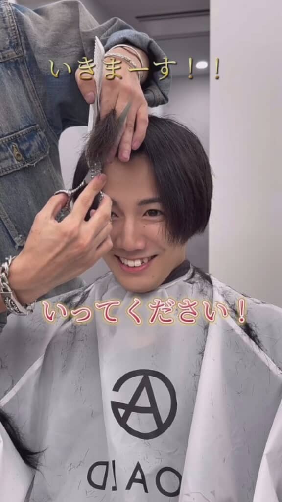 最初は前髪からカット