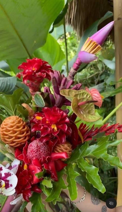 赤とピンクのコントラストがバリ島っぽい