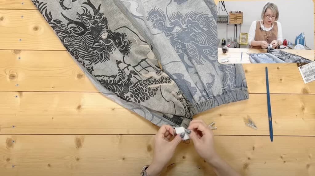 表に返してゴムヒモを通します