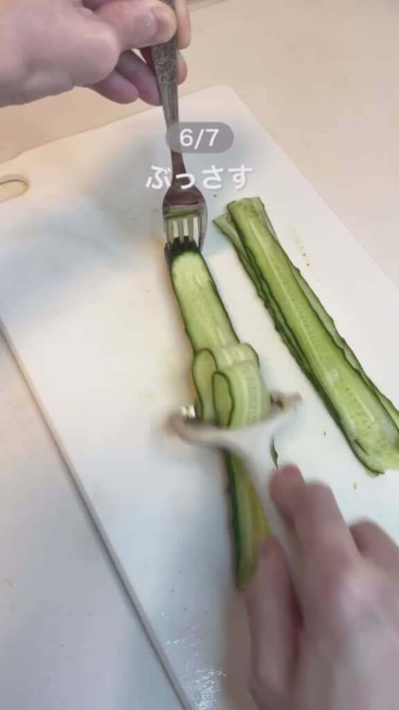 千切りはフォークとピーラーで