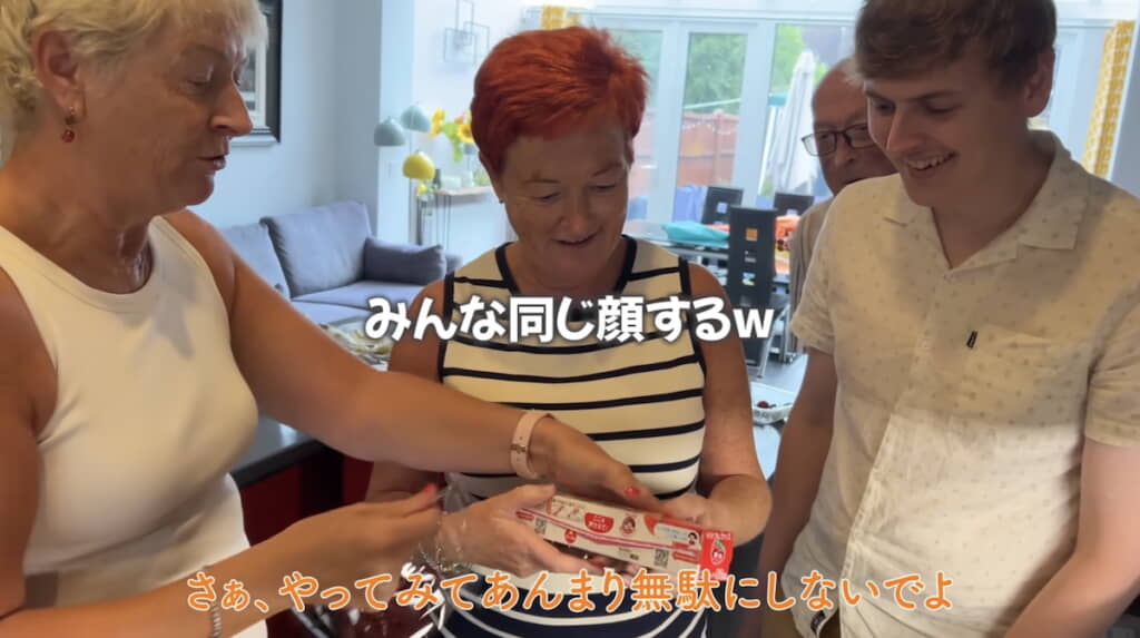 クレラップのすばらしさを伝えようとするお母さん