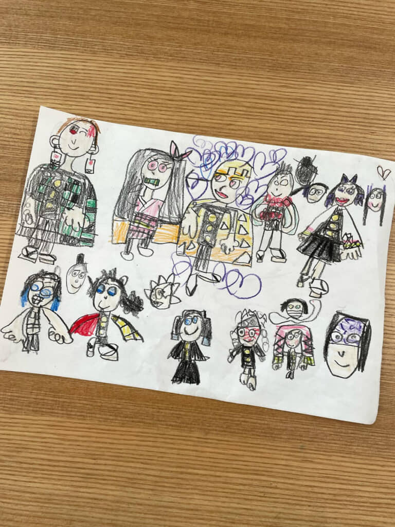 上段は左から順に、竈門炭治郎、竈門禰豆子、我妻善逸、悲鳴嶼行冥、胡蝶しのぶ（両サイドの顔は栗花落カナヲと胡蝶カナエ）。下段は嘴平伊之助、冨岡義勇（両サイドの顔は不死川兄弟）、時透無一郎、宇髄天元、甘露寺蜜璃（上の顔は伊黒小芭内）、お館様