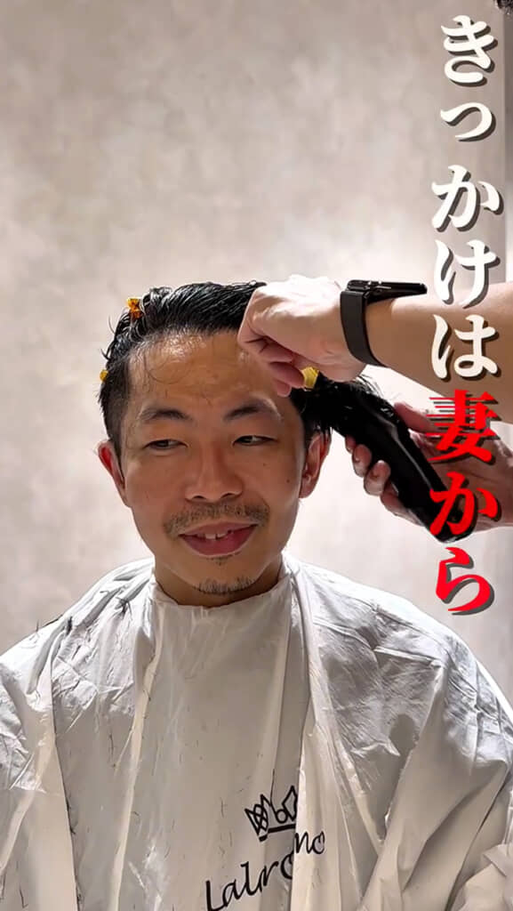 サイドをバリカンで刈り上げる