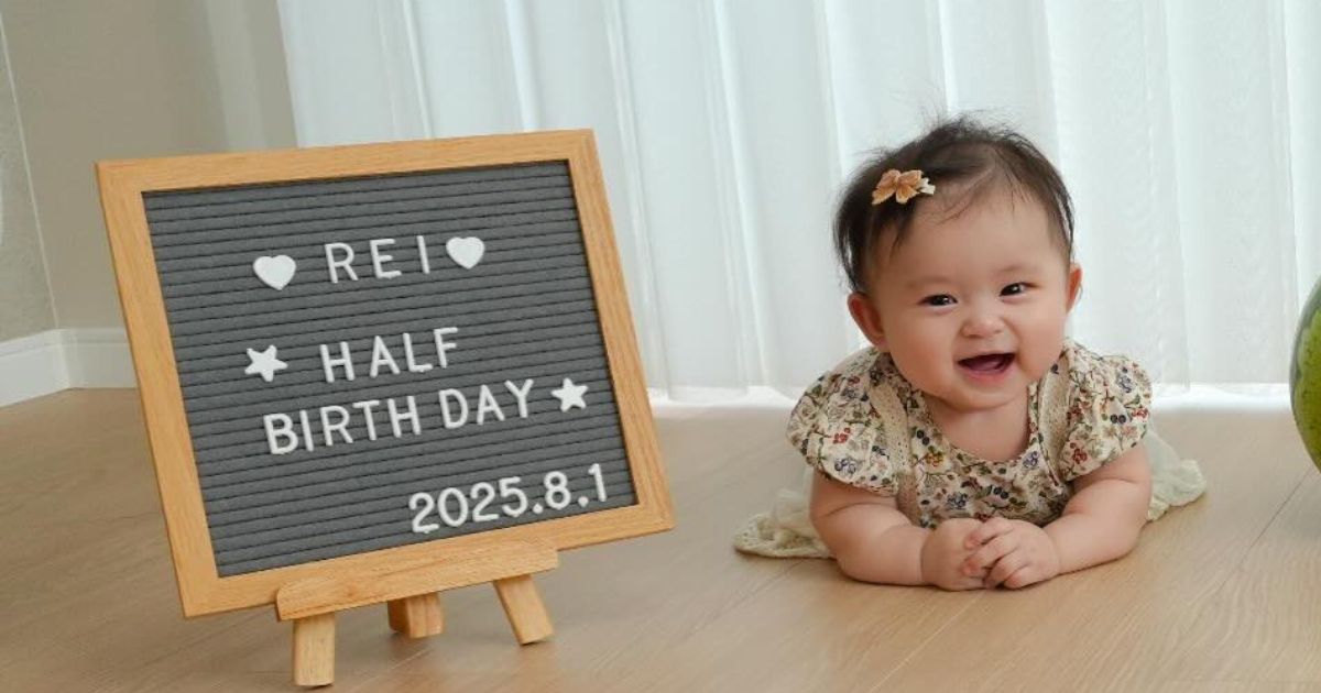 ママ撮影の愛娘のハーフバースデーフォト　成長がわかるセンス抜群の1枚に「絶対真似したいです！」「アイデアが天才すぎる」（1/3） | 育児 ねとらぼ