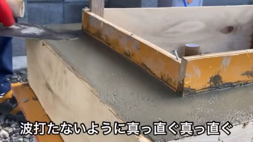 シンクの型に流し込んだモルタルをならす