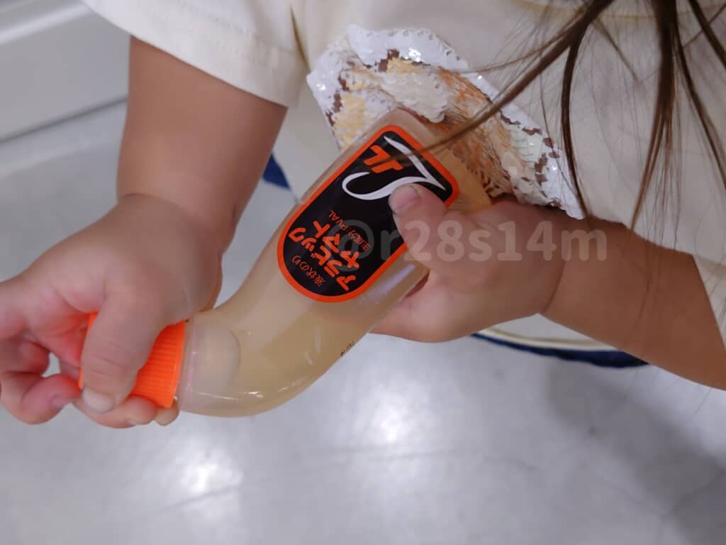 アラビックヤマトを持つ子どもの手元