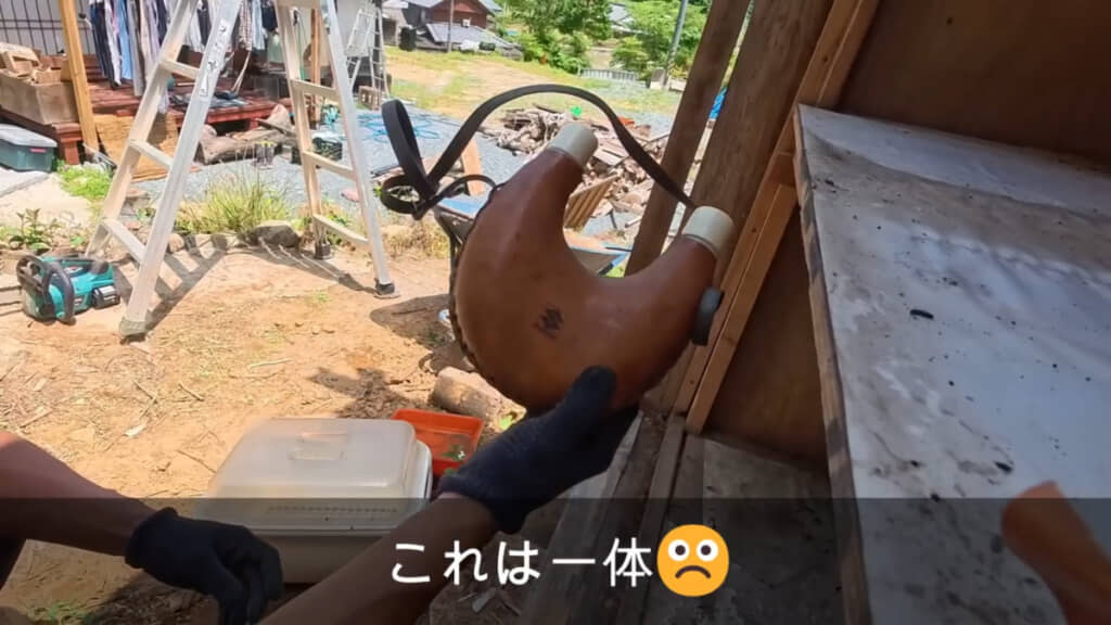 革製のケース（？）にスズキのロゴが入った水筒