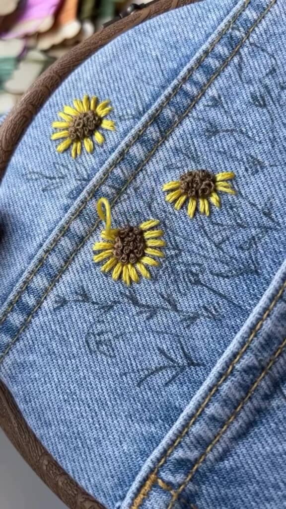 ジーンズに花の刺しゅうをするところ