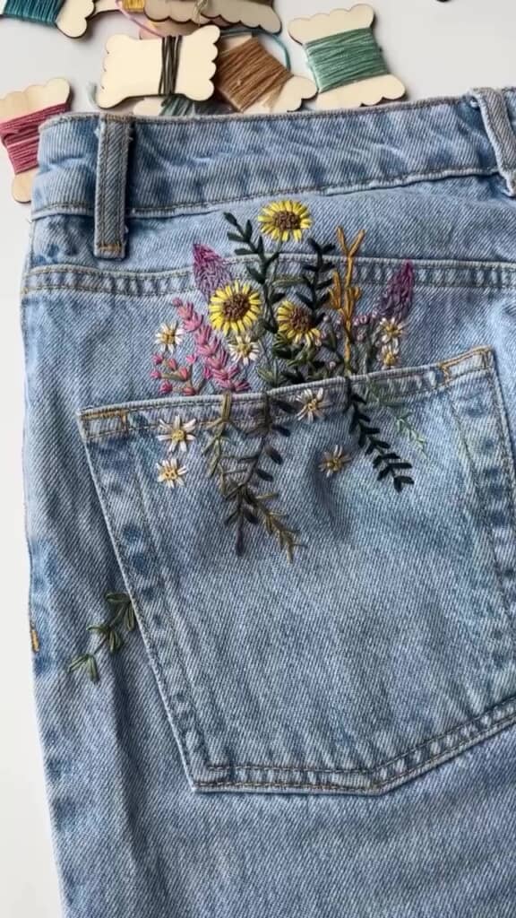 ジーンズに花の刺しゅう完成