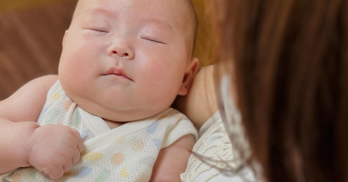 「生後3カ月の赤ちゃん」を抱っこ→揺らすのをやめた、次の瞬間……「ごめんて」　“まさかの表情”が23万表示（1/3） | 育児 ねとらぼ