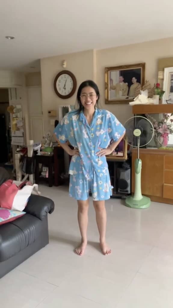 パジャマ姿の女性は……